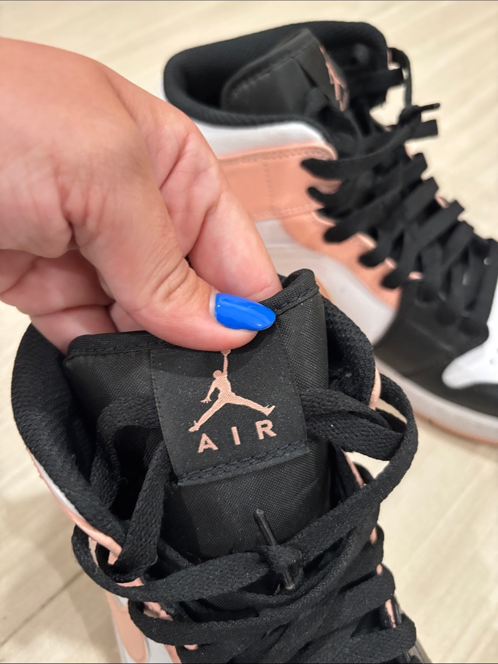 Air Jordan 1 Mid 'Crimson Tint' - Picture 3 of 11